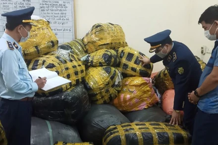 Lực lượng quản lý thị trường Yên Bái kiểm tra hàng hóa. (Ảnh: Bộ Công thương)