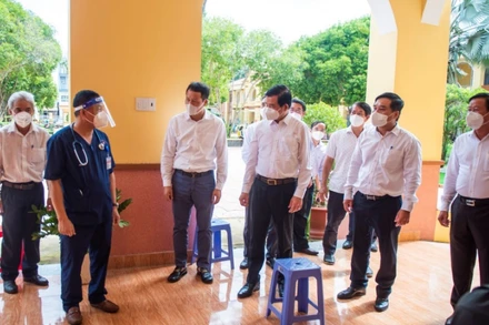 Lãnh đạo tỉnh Đồng Nai kiểm tra một điểm tiêm vaccine tại TP Long Khánh.