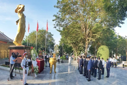 Thủ tướng Chính phủ Phạm Minh Chính dâng hương tại Tượng đài Nữ Anh hùng Liệt sĩ Võ Thị Sáu.