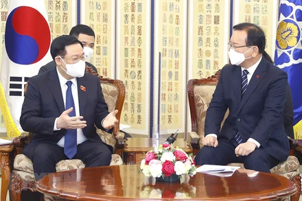 Chủ tịch Quốc hội Vương Đình Huệ hội kiến Thủ tướng Hàn Quốc Kim Boo Kyum. (Ảnh: TTXVN) 