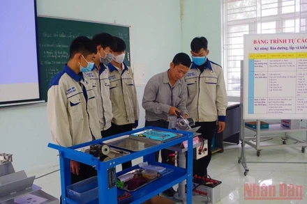 Đào tạo nghề sửa chữa ô-tô tại Trường Cao đẳng nghề Quảng Bình.