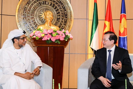 Thứ trưởng Văn hóa, Thể thao và Du lịch Tạ Quang Đông và ông Mohammed Saif Al Suwaidi, Tổng Giám đốc Quỹ Phát triển của Tiểu vương quốc Abu Dhabi (ADFD).