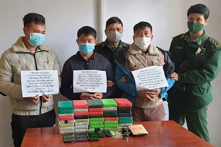 Các đối tượng bị bắt cùng tang vật là 40 bánh heroin.