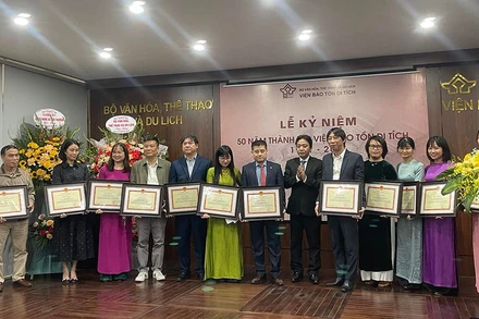 Trao Bằng khen cho những tập thể, cá nhân xuất sắc đã có nhiều đóng góp cho công tác xây dựng, phát triển Viện Bảo tồn Di tích.