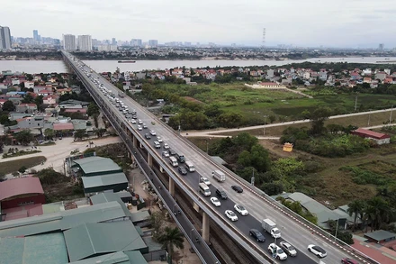 Một số điểm thi công không có biển báo, không có rào chắn khiến các phương tiện đang di chuyển với tốc độ cao phải phanh gấp.