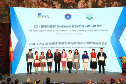 Thứ trưởng Y tế Nguyễn Trường Sơn trao chứng nhận cho các báo cáo viên trong nước.