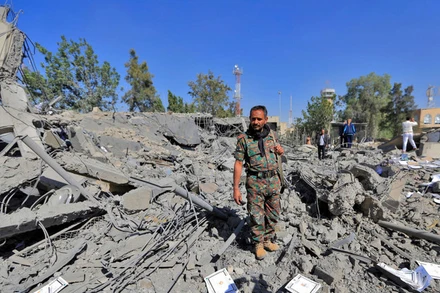 Liên quân Arab phá huỷ kho vũ khí của Houthi ở Yemen. (Ảnh: Arab News)