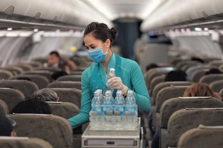 Bỏ trống các ghế giữa, đeo khẩu trang thường xuyên sẽ giúp giảm thiểu sự lây nhiễm Covid-19. (Ảnh minh họa)