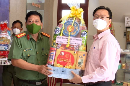 Đại tá Trương Công Dũng, Phó Giám đốc Công an tỉnh chúc mừng Giáng sinh Mục sư Nguyễn Duy Tân, Quản nhiệm Chi hội Tin Lành Bạc Liêu.