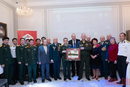 Đại tá Trần Tiến Phương tặng quà cựu chiến binh Nga. (Ảnh: Thanh Thể)