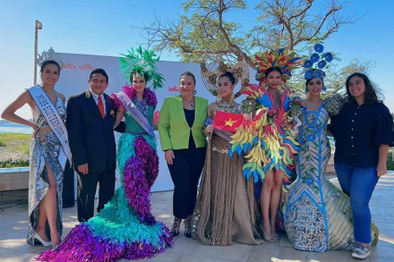 Vũ Huyền Diệu cùng các thí sinh đoạt giải cao và Ban Tổ chức. (Ảnh: Ban Tổ chức cuộc thi Miss Ecoteen Việt Nam cung cấp)