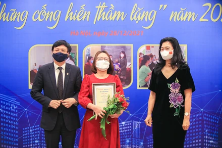 Phó Chủ tịch Thường trực Hội Nhà báo Việt Nam và đại diện Tổ chức ActionAid Việt Nam trao giải nhất cho tác giả. Ảnh: Ngọc Tú