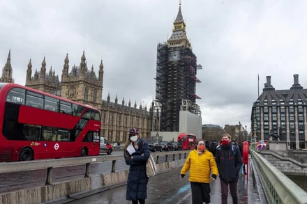 Người dân đeo khẩu trang phòng lây nhiễm Covid-19 tại London, Anh. (Ảnh: THX/TTXVN)