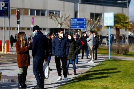 Xếp hàng chờ xét nghiệm Covid-19 sau kỳ nghỉ lễ Giáng sinh tại Bệnh viện Doce De Octubre ở Madrid, Tây Ban Nha, ngày 27/12/2021. (Ảnh: Reuters)
