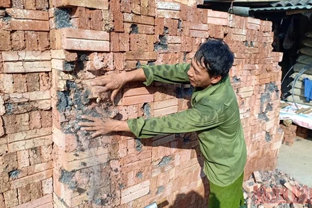 Chỉ cần tác động nhẹ bằng tay, gạch đã bở vụn. 