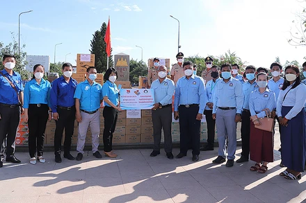 Đại diện Hội Liên hiệp Thanh niên Việt Nam và Hội Liên hiệp Thanh niên Campuchia tại Lễ bàn giao.