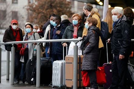 Pháp xác nhận số ca mắc mới theo ngày ở mức cao nhất từ đầu dịch. Ảnh REUTERS 