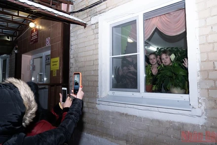 Các nhà hảo tâm chào các em nhỏ từ xa, do tình hình Covid-19 còn phức tạp. (Ảnh: THANH THỂ)