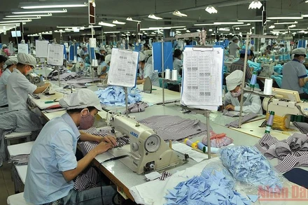 Công nhân may mặc tại Xí nghiệp may Hà Quảng (Tổng công ty May 10). (Ảnh: ĐĂNG KHOA)