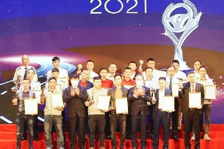 Trao giải “Vô lăng vàng” cho các tập thể, cá nhân đoạt giải. 