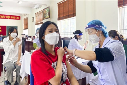Hà Nội đang đẩy nhanh tiến độ tiêm vaccine cho học sinh để các em sớm trở lại trường học an toàn.