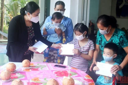 Phó Giám đốc Sở Lao động - Thương binh và Xã hội tỉnh Trà Vinh Tô Thị Thu Hồng thăm hỏi, trao tiền hỗ trợ cho gia đình các trẻ em mồ côi vì dịch Covid-19.