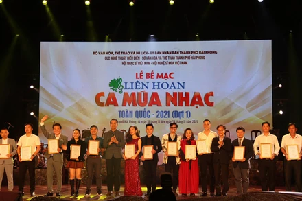 Các nghệ sĩ được trao Huy chương Vàng dành cho tiết mục xuất sắc tại Liên hoan Ca múa nhạc toàn quốc năm 2021. (Nguồn ảnh: Cục Nghệ thuật biểu diễn)