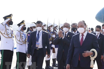 Các quan chức Hoàng gia Vương quốc Campuchia đón Chủ tịch nước Nguyễn Xuân Phúc cùng Đoàn đại biểu cấp cao Việt Nam tại Sân bay Quốc tế Pochentong. (Ảnh: TTXVN)