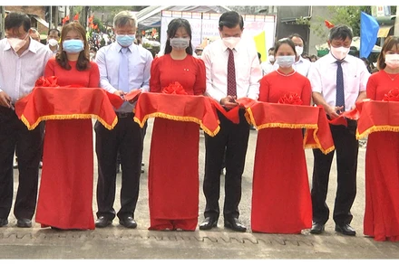 Lãnh đạo tỉnh Đồng Nai cắt băng thông xe cầu Thanh Sơn.