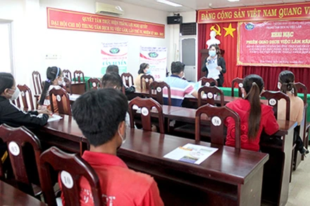 Một phiên giao dịch việc làm được tổ chức tại Trung tâm dịch vụ việc làm tỉnh Hậu Giang.