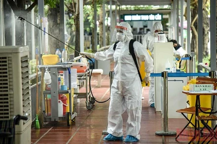 Phun khử khuẩn tại khu sàng lọc, Bệnh viện Thanh Nhàn. (Ảnh: THÀNH ĐẠT)