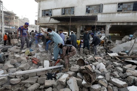 Hiện trường đổ nát sau vụ nổ ở Karachi, Pakistan, ngày 18/12/2021. (Ảnh: Reuters)