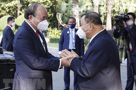 Chủ tịch nước Nguyễn Xuân Phúc hội kiến Chủ tịch Thượng viện Campuchia Say Chhum.