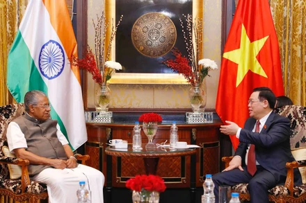Chủ tịch Quốc hội Vương Đình Huệ trao đổi với Thủ hiến bang Kerala Pinarayi Vijayan. (Ảnh: CTTĐTQH)