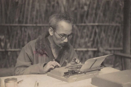 Chủ tịch Hồ Chí Minh với người làm báo Việt Nam và bạn bè quốc tế