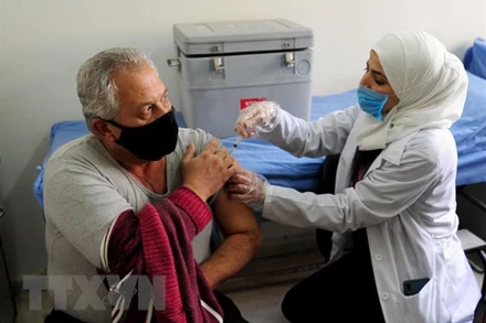 Nhân viên y tế tiêm vaccine phòng COVID-19 cho người dân tại Damascus, Syria. (Ảnh: THX/TTXVN)