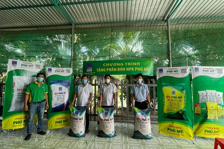 PVFCCo triển khai chương trình tặng NPK Phú Mỹ cho bà con nông dân.