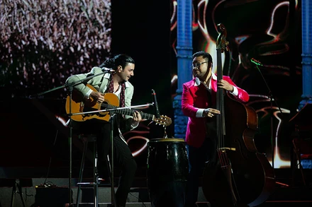 Nghệ sĩ Kenjah David hát và tự đệm guitar trong một buổi trình diễn âm nhạc tại Hà Nội.