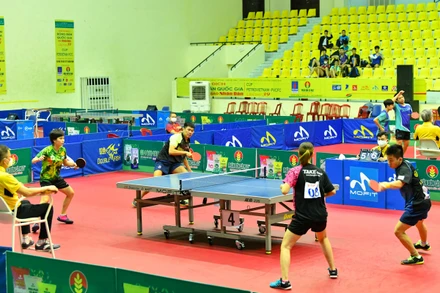 Trận bán kết đôi nam nữ giữa Đình Đức, Nguyễn Thị Nga gặp Hồng Khánh, Diệu Khánh.