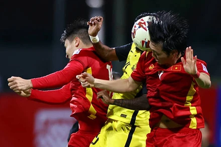 Cầu thủ Tuấn Anh (phải) chơi hay nhất trong trận thắng 3-0 của đội tuyển Việt Nam. Ảnh GETTY IMAGES