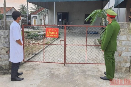 Lực lượng chức năng thường xuyên hỗ trợ, giám sát các trường hợp cách ly, điều trị Covid-19 tại nhà. (Ảnh: TUẤN QUANG) 