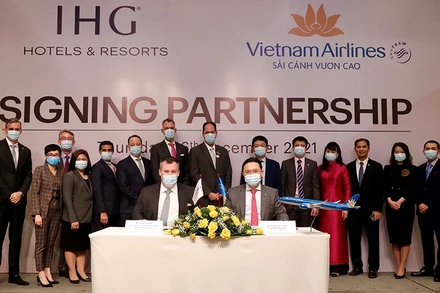 VNA và IHG ký thỏa thuận hợp tác. (Ảnh: VNA cung cấp)