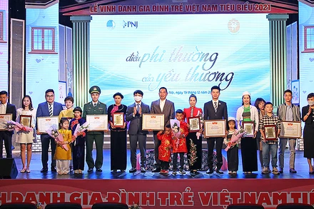 Đồng chí Nguyễn Ngọc Lương, Bí thư Trung ương Đoàn Thanh niên Cộng sản Hồ Chí Minh, Chủ tịch Hội Liên hiệp Thanh niên Việt Nam (thứ 7 từ trái sang, hàng sau trong ảnh) trao phần thưởng tặng các “Gia đình trẻ Việt Nam tiêu biểu” năm 2021.