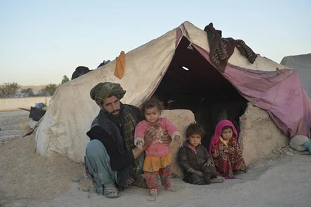 Người dân tại một trại tị nạn quốc tế ở Qala i Naw, tỉnh Badghis, Afghanistan, ngày 14/10 vừa qua. (Ảnh: TTXVN)