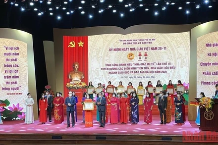 Hà Nội tuyên dương, khen thưởng các giáo viên tiêu biểu năm 2021. Ảnh: QUỲNH NGUYỄN