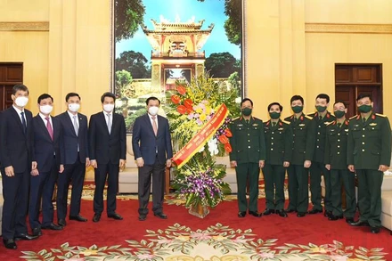 Bí thư Thành ủy Hà Nội Đinh Tiến Dũng chúc mừng cán bộ, chiến sĩ Bộ Tư lệnh Thủ đô Hà Nội.