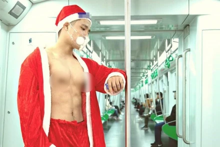 Nhóm thanh niên cởi trần, quảng cáo sản phẩm trên tàu Cát Linh-Hà Đông đang được lan truyền trên mạng.