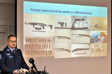 Cảnh sát họp báo về vụ bắt giữ 5 nghi phạm khủng bố tại Phần Lan ngày 3/12/2021. (Ảnh AFP/TTXVN)