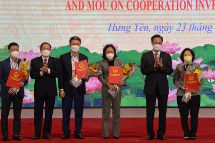 Lãnh đạo tỉnh Hưng Yên chúc mừng các nhà đầu tư tại buổi lễ.