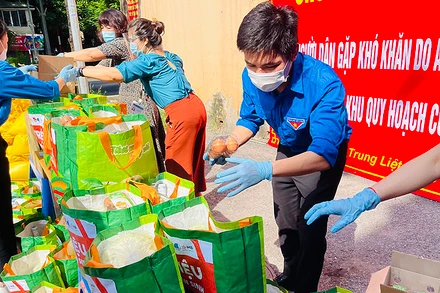 Đoàn viên, thanh niên tình nguyện sắp xếp, vận chuyển các “Túi an sinh” đi trao tặng người dân có hoàn cảnh khó khăn trong đại dịch.